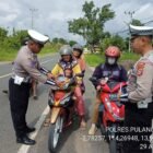 Himbauan Keselamatan Berlalu Lintas, Polres Pulang Pisau Berikan Brosur dan Stiker
