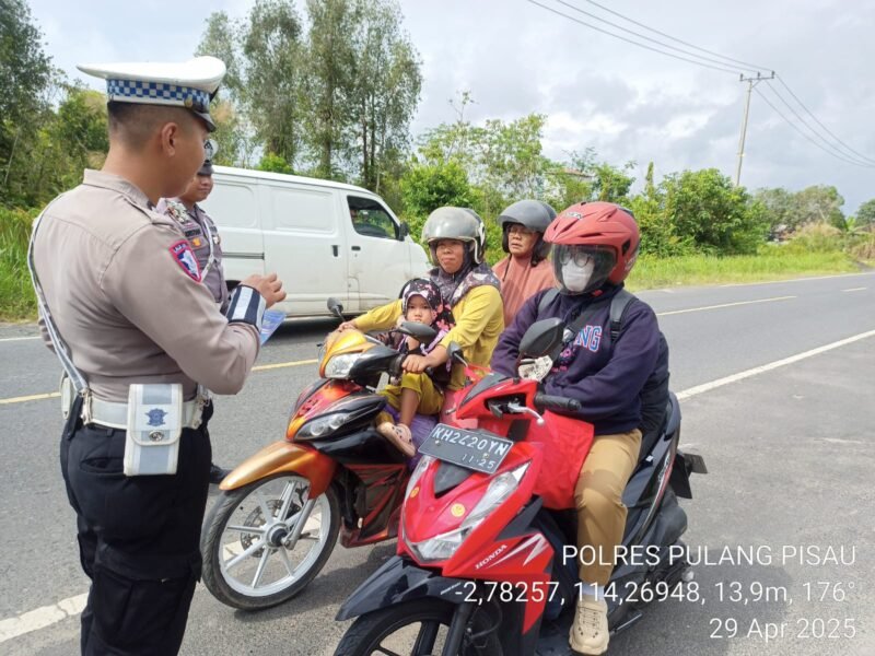 Sat Lantas Polres Pulang Pisau Laksanakan Himbauan Kamseltibcarlantas Secara Humanis untuk Cegah Kecelakaan