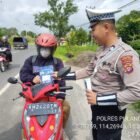 Pembagian Brosur Kamseltibcarlantas kepada Pengguna Jalan