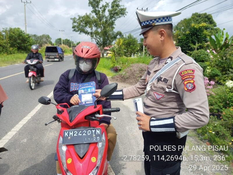 Pembagian Brosur Kamseltibcarlantas kepada Pengguna Jalan