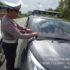 Edukasi Pengendara, Satlantas Polres Pulang Pisau Tempel Stiker Tertib Berlalu Lintas ke Sepeda Motor Pengendara