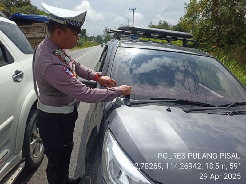 Edukasi Pengendara, Satlantas Polres Pulang Pisau Tempel Stiker Tertib Berlalu Lintas ke Sepeda Motor Pengendara