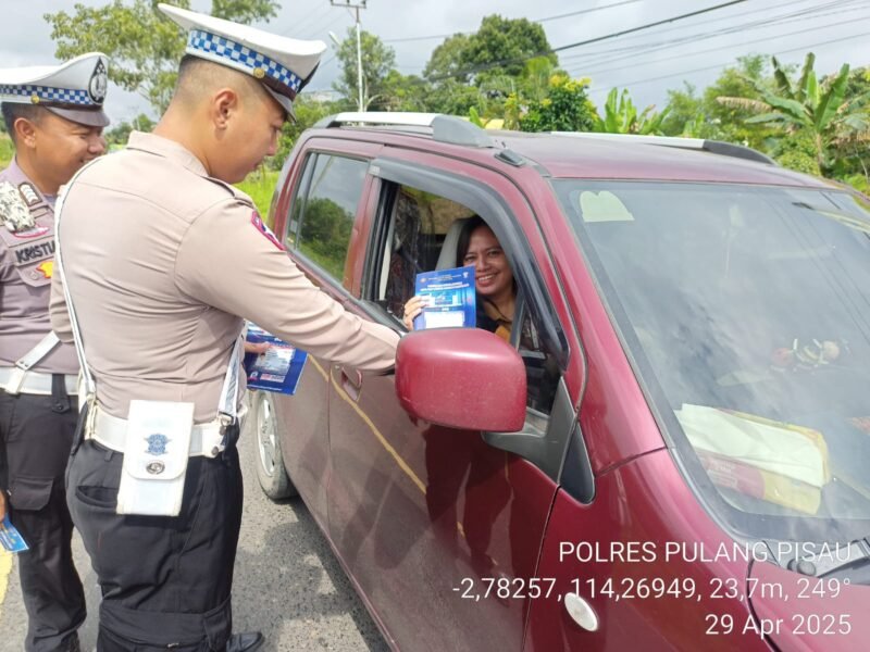 Personel Lantas Memberikan Himbauan Dan Pembagian Brosur Kamseltibcarlantas