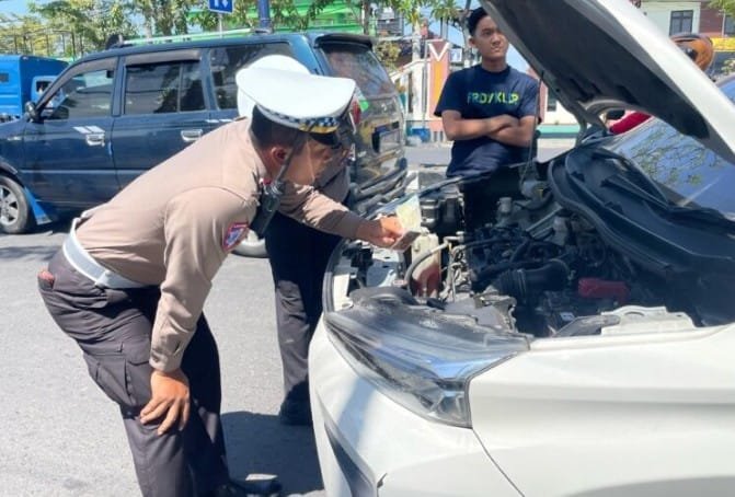 Kasatlantas Polres Sampang, Pimpin Operasi Patuh Pajak dan Lakukan Tindakan Berupa Tilang kepada Pengendara Bermotor