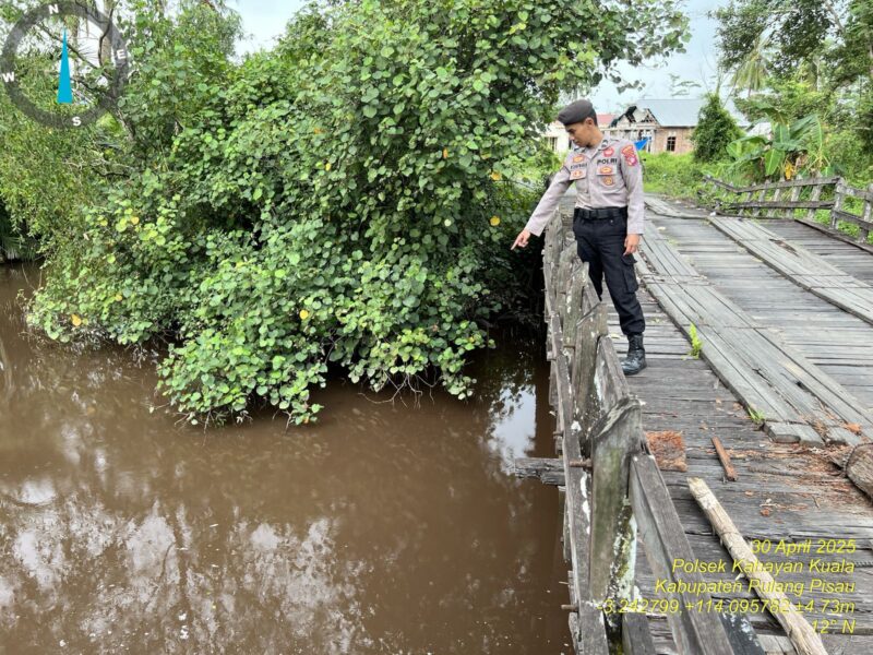 Personel Polsek Kahayan Kuala melaksanakan kegiatan monitoring & obsevasi debit air Sei Kahayan wilayah Kecamatan Kahayan Kuala