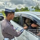 Anggota Satlantas Polres Pulang Pisau Memberi Teguran Kepada Pengemudi Yang Tidak Menggunakan Sabuk Pengaman dengan baik