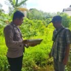 Permudah Komunikasi Bhabinkamtibmas Bagikan Kartu Nama untuk Warga
