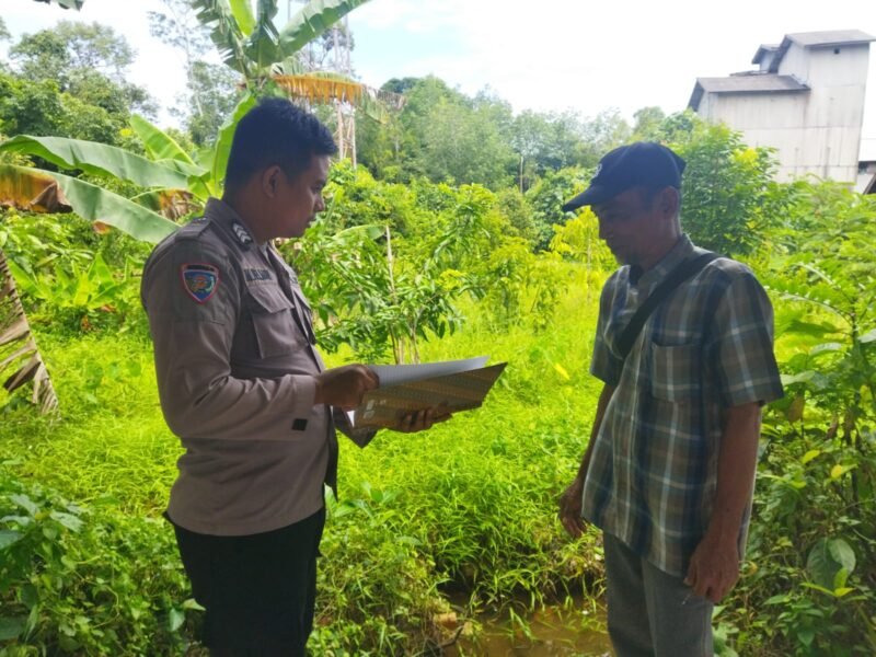 Permudah Komunikasi Bhabinkamtibmas Bagikan Kartu Nama untuk Warga