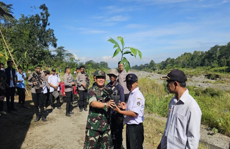 Sinergitas TNI- Polri Dan Pemkab Blitar Hijaukan Lingkungan, Bangun Masa Depan