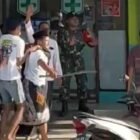 Pria Bangkalan Bawa Sajam Clurit Geruduk Puskesmas Ricuh Sama Sajam Clurit