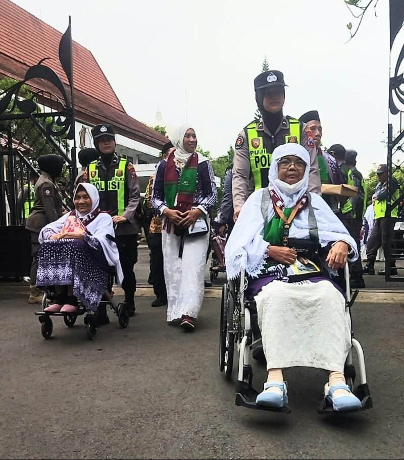 Sigap dan Tulus, Polwan Polres Bojonegoro Dampingi Calon Haji, Lansia Menuju Bus