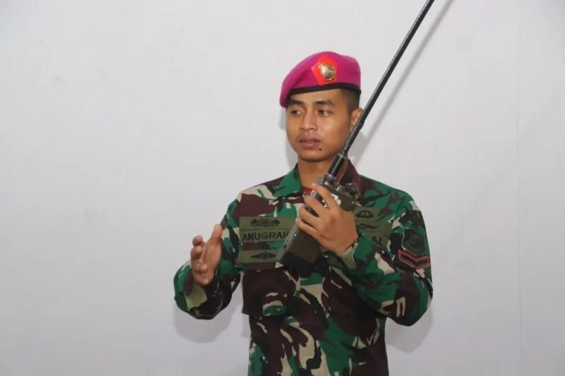 Isi Hari Libur Prajurit Muda, Batalyon Komlek 2 Marinir Belajar Alat Komunikasi