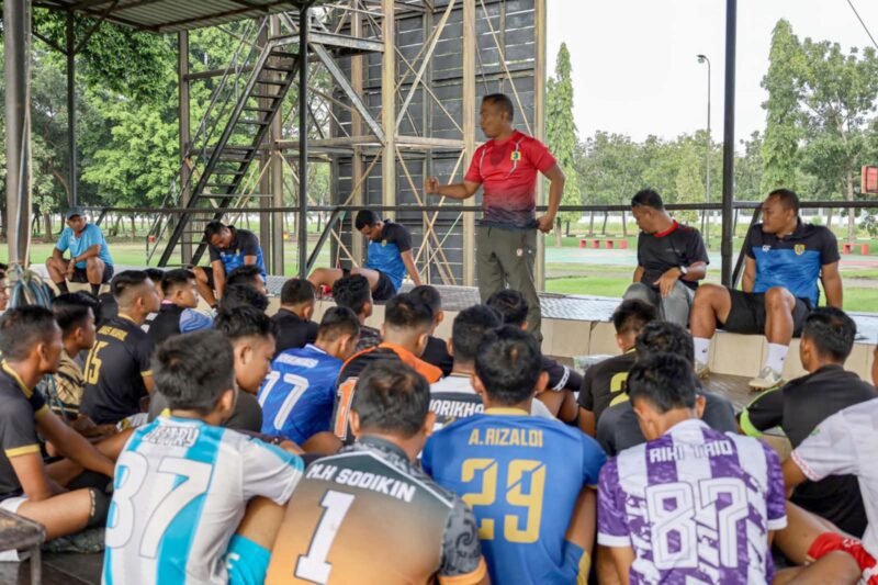 Danyonif 3 Marinir Beri Motivasi Pada Atlet Sepak Bola Marwiltim