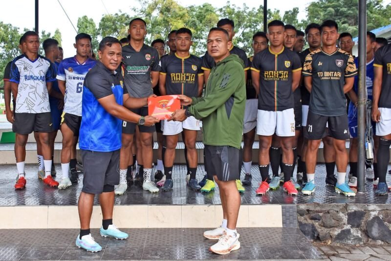 Komandan Brigif 2 Marinir Kobarkan Semangat Bertanding Tim Sepak Bola Marwiltim