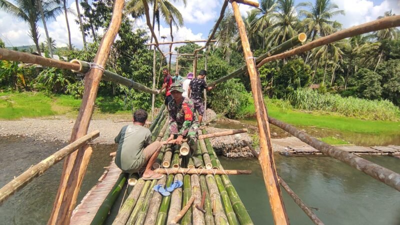 Babinsa Batu Benawa Bersama Warga Desa Alat Gotong Royong Bangun Jembatan Darurat