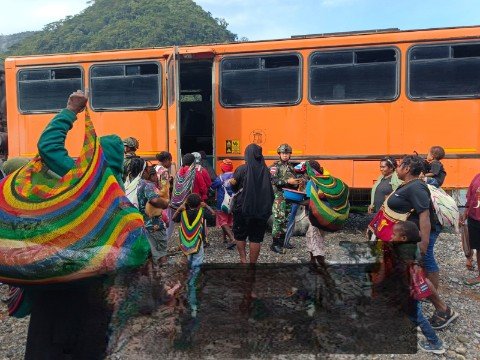 Satgas Yonif 611/Awang Long Pengawalan Bus Pengantar Aktivitas Masyarakat Desa Banti II