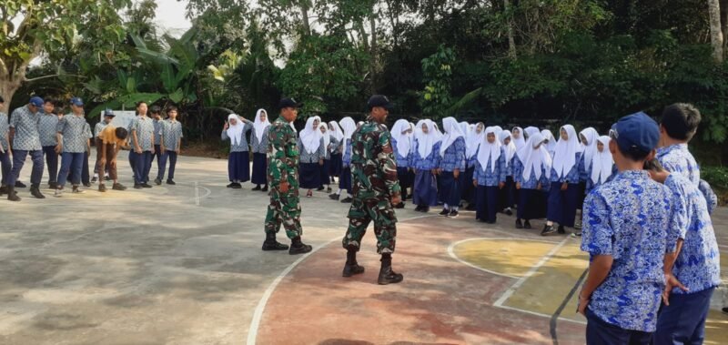 Babinsa Koramil 1002-04/Labuan Amas Selatan Latih PBB Siswa SMPN 9 Barabai di Momen Hardiknas