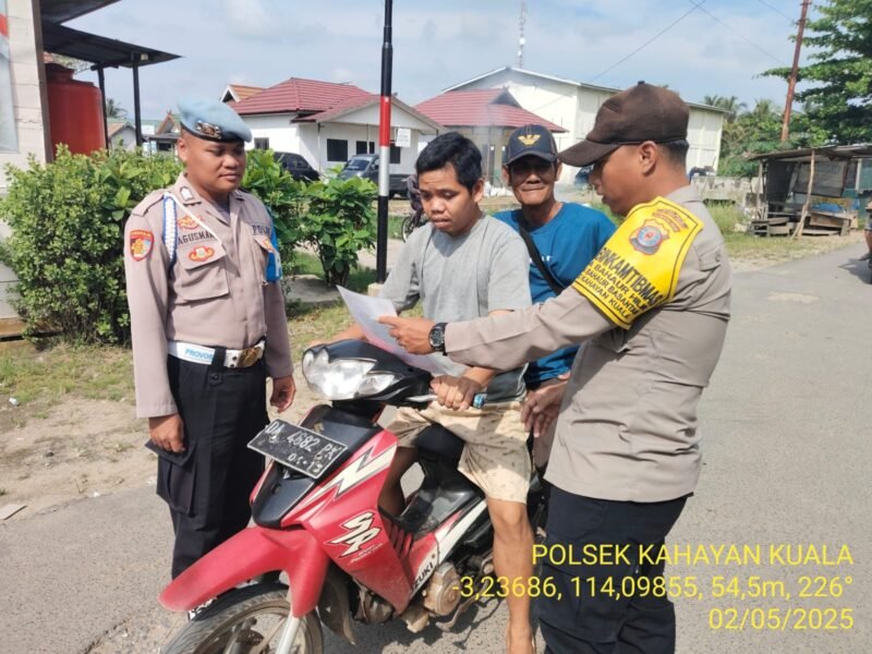 Personel Polsek Kahayan Kuala melaksanakan sosialisasi Maklumat Kapolda Kateng terkait mengemukakan pendapat di muka umum