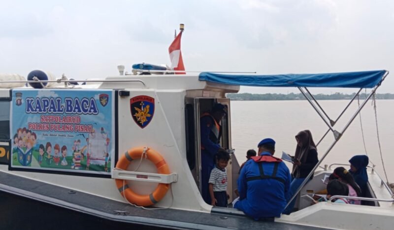 Kapal Baca Satpolairud Polres Pulang Pisau, Upaya Polri Cerdaskan Anak Bangsa di Pesisir