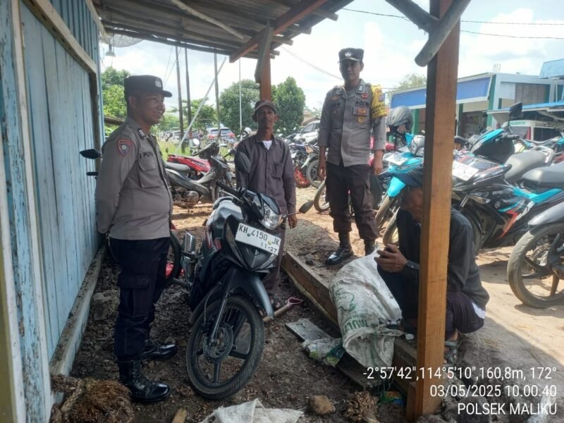 Sambangi Warga Masyarakat, Polsek Maliku Sampaikan Waspada Penipuan Online