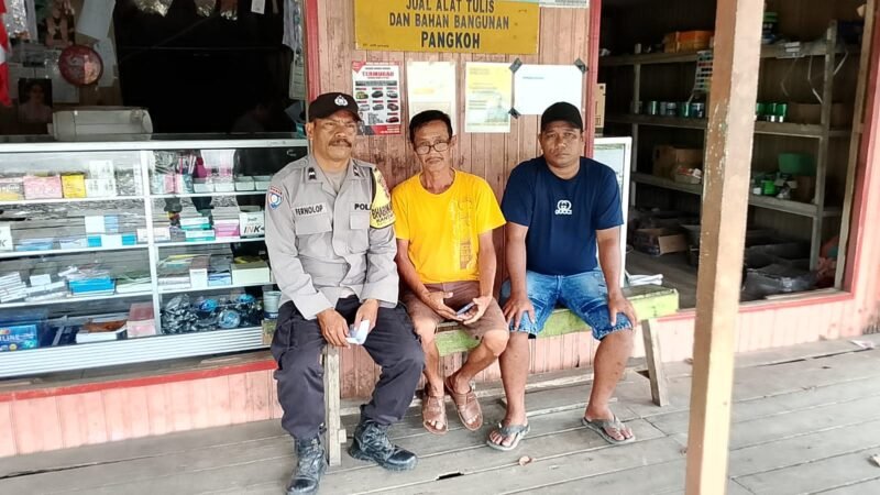Bhabinkamtibmas sambang dan memberikan himbauan kamtibmas Kepada warga