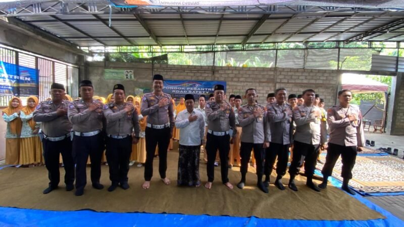 Hardiknas, Polisi Program Keselamatan Berkendara Edukasi Santri di Kediri