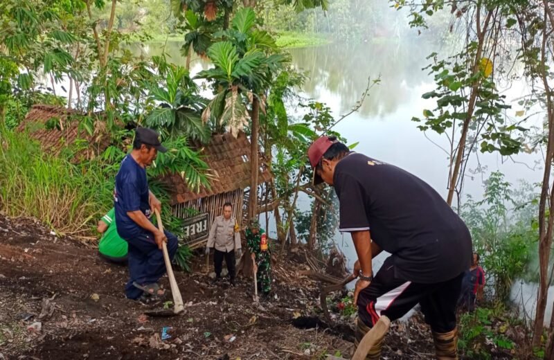 Bersatu Padu, Babinsa Kembangarum Dan Warga Gelar Aksi Bersih-Bersih Lingkungan