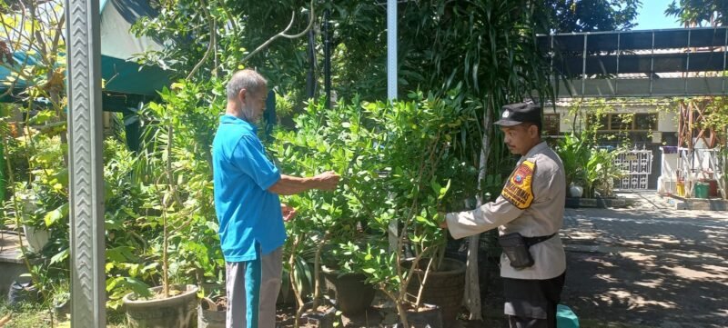 Bhabinkamtibmas Dorong Ketahanan Pangan Lewat Budidaya Sayur di Lahan Fasum Desa Kepuhkiriman