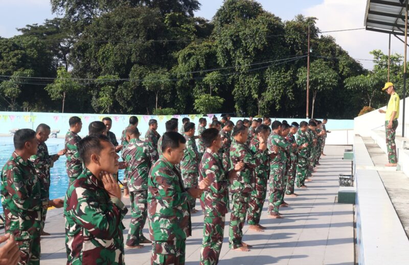 Siapkan Jasmani Militer Yang Handal, Kodim 0808/Blitar Gelar Ketangkasan Renang Militer Dasar