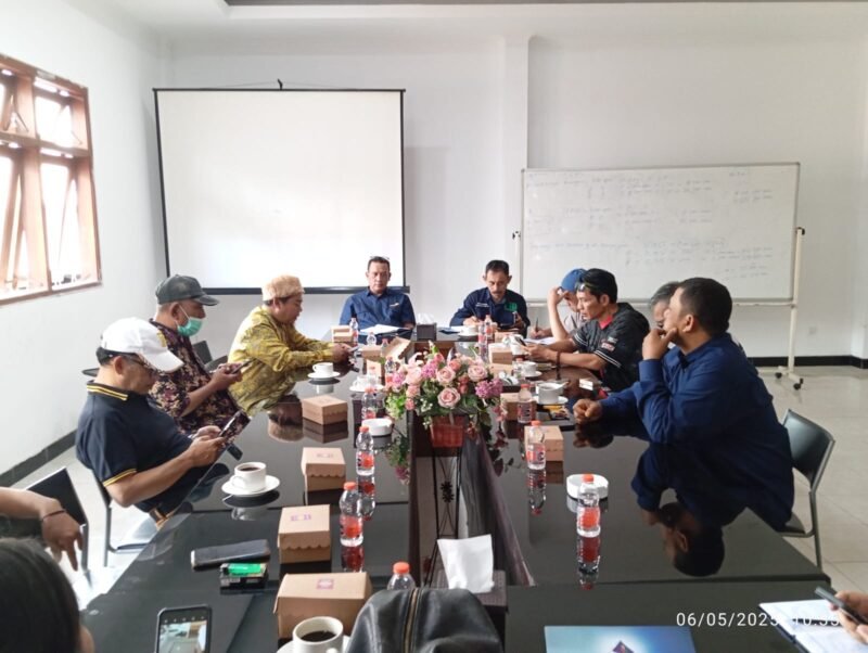 Foto : Plt.Dirut PDaM Batu Ikhwan Hadi,dan Anggota LSM Yayasan Ujung Aspal (YUA) Audensi bersama PDAM Batu.