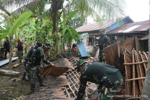 Getar Palu TNI Robohkan Nestapa Nenek Kurba: Rumah Baru Segera Dibangun!