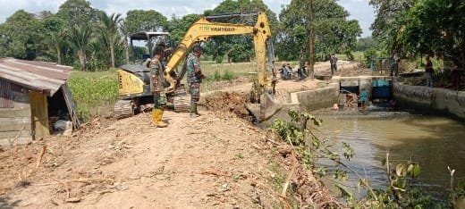 Efisiensi Pembangunan Jalan, Dansatgas TMMD HST Datangkan Excavator