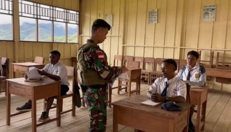 Satgas Yonif 611/Awang Long, Bantu Pihak sekolah sebagai pengawas Ujian Akhir di SMP Negeri Jila