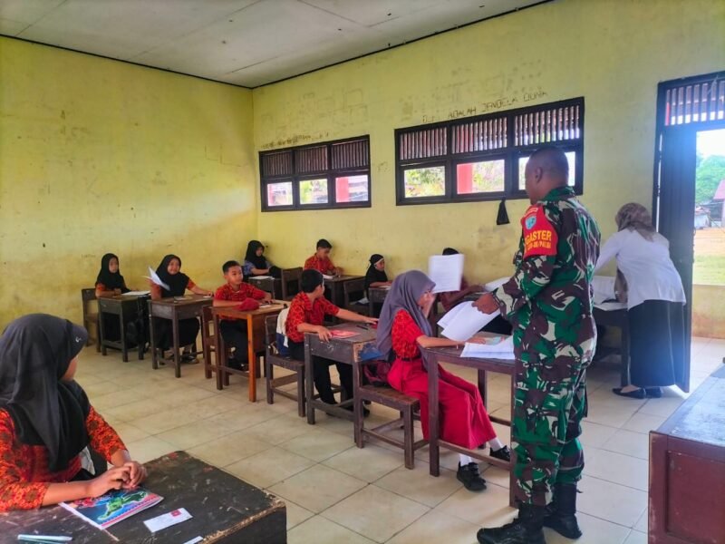 Pastikan Pelaksanaan Ujian Semester Berjalan Lancar Babinsa Temajuk Bantu Guru Jadi Pengawas