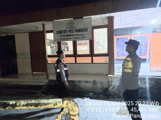 Bhabinkamtibmas Polsek Pandih Batu melaksanakan patroli malam diKec. Pandih Batu