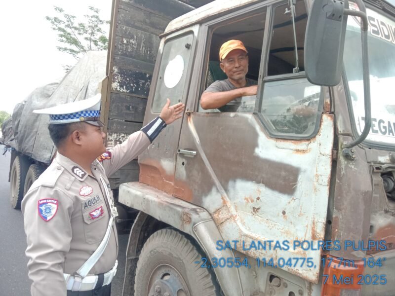 Anggota Satlantas Polres Pulang Pisau Memberi Teguran Kepada Pengemudi Yang Tidak Menggunakan Sabuk Pengaman dengan baik