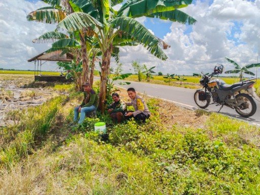 Bhabinkamtibmas Desa Sanggang Sambangi Masyarakat Desa Binaan sekaligus Sisipkan Pesan Kamtibmas terkait pemanpaatan perkarangan rumah