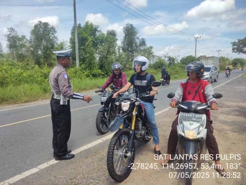 Sat Lantas Polres Pulang Pisau Laksanakan Himbauan Kamseltibcarlantas Secara Humanis untuk Cegah Kecelakaan