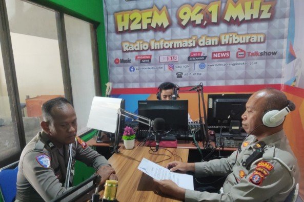 Lewat Radio H2FM 94,1 MHz, Satlantas Polres Pulang Pisau Sosialisasikan Perbaikan Jembatan Tumbang Nusa