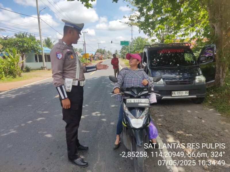 Kanit Kamseltibcarlantas, Tegur Pengendara Yang Tidak Menggunakan Helm Saat Berkendara Di Jalan Raya