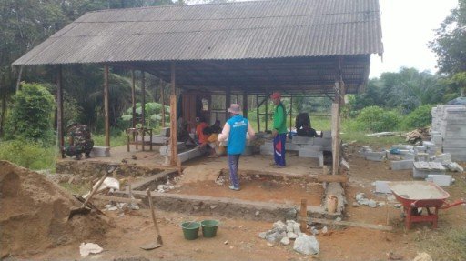 Bersama Satgas TMMD Ke-124 Kodim 1009/Tla Masyarakat Gotong Royong Di Sasaran Rehab Rumah Tidak Layak Huni