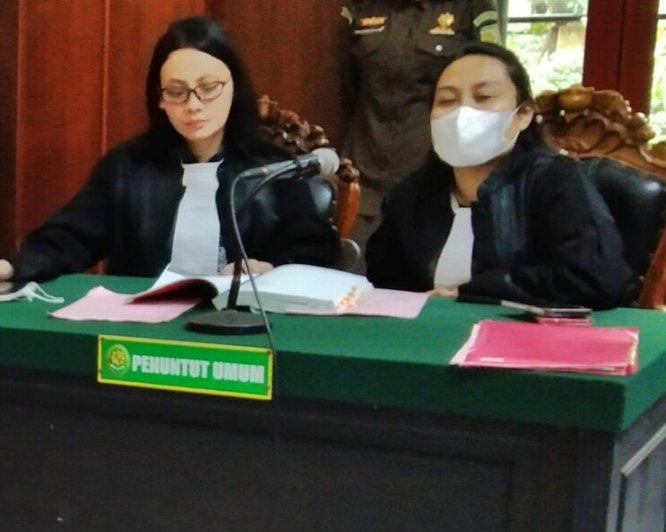 JPU Estik Dilla Rahmawati Dari Kejari Tanjung Perak Menuntut Fotografer Nude 1 Tahun 2 Bulan Penjara