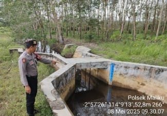 Personel Polsek Maliku Monitoring Kondisi Ketersediaan air di daerah Rawan Karhutla