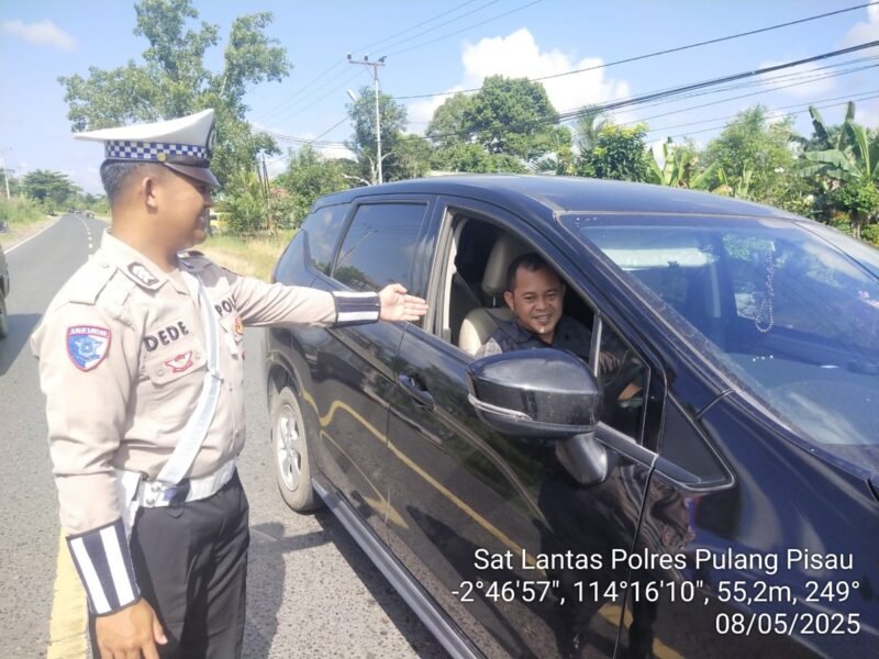 Anggota Satlantas Polres Pulang Pisau Memberi Teguran Kepada Pengemudi Yang Tidak Menggunakan Sabuk Pengaman dengan baik