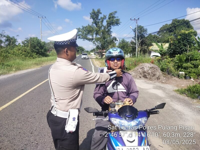 Satlantas Polres Pulang Pisau Sosialisasi Penggunaan Helm dengan Benar