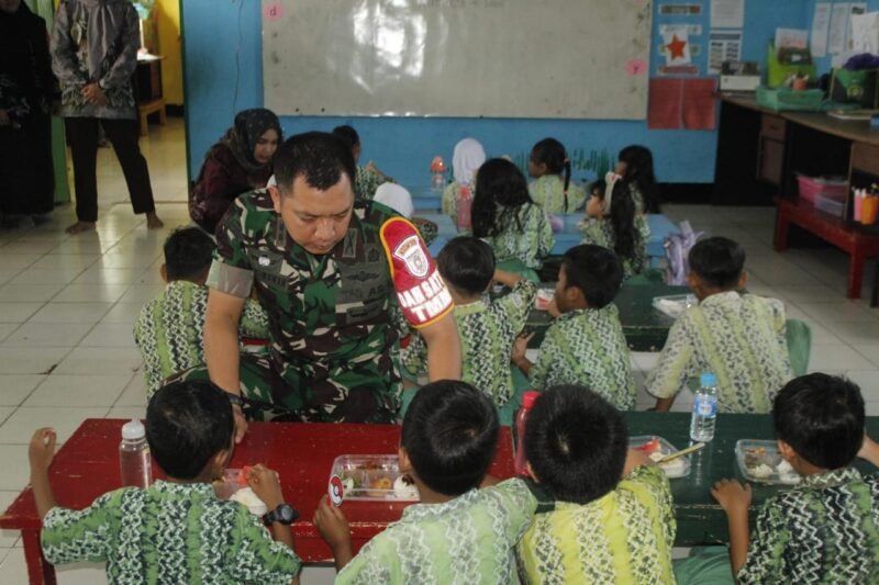 Disela Kesibukan TMMD Ke-124 Kodim 1009/Tanah Laut, Dansatgas Menyepatkan Waktu Memantau Program MBG