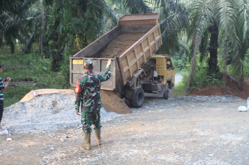 Kejar Target Pengerjaan Jalan, Puluhan Truk Tiba Bawa Material Tiba Di Lokasi TMMD Ke-124 Kodim 1009/Tla