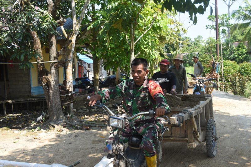 TNI Manunggal dengan Rakyat: Babinsa Bantu Angkut Pasir untuk TMMD