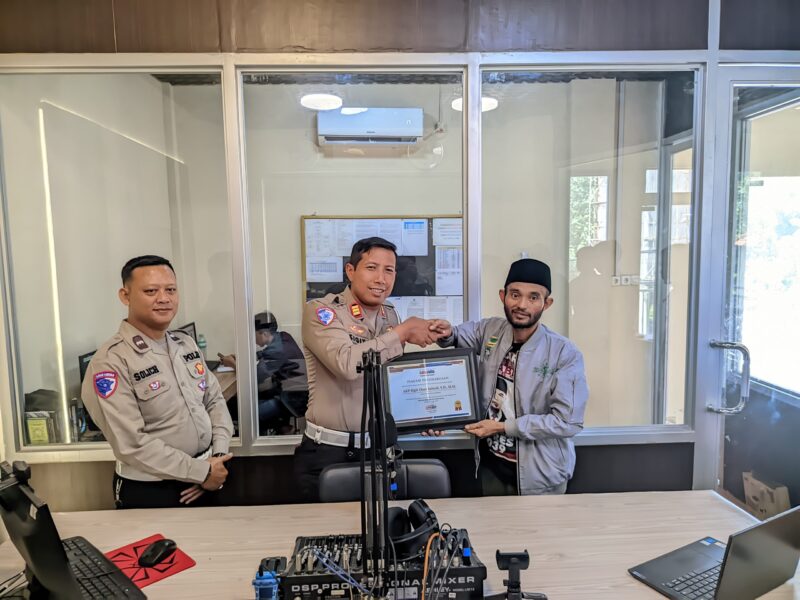 Melalui Radio Salsabilla FM, Satlantas Polres Sampang Berikan Himbauan Tertib Berlalu Lintas