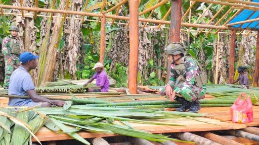 Bertempat di Kp. Sempan Timur Personil Satgas Pam Obvitnas PT. Freeepot Indonesia, Yonif 611/Awang Long melaksanakan kegiatan komsos sekaligus membantu Pembangunan Rumah Adat Suku Sempan di Distrik Jita, Kab. Mimika, Papua Tengah